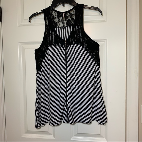 Robin K. tank top with lace shoulder and front zip - Picture 3 of 6